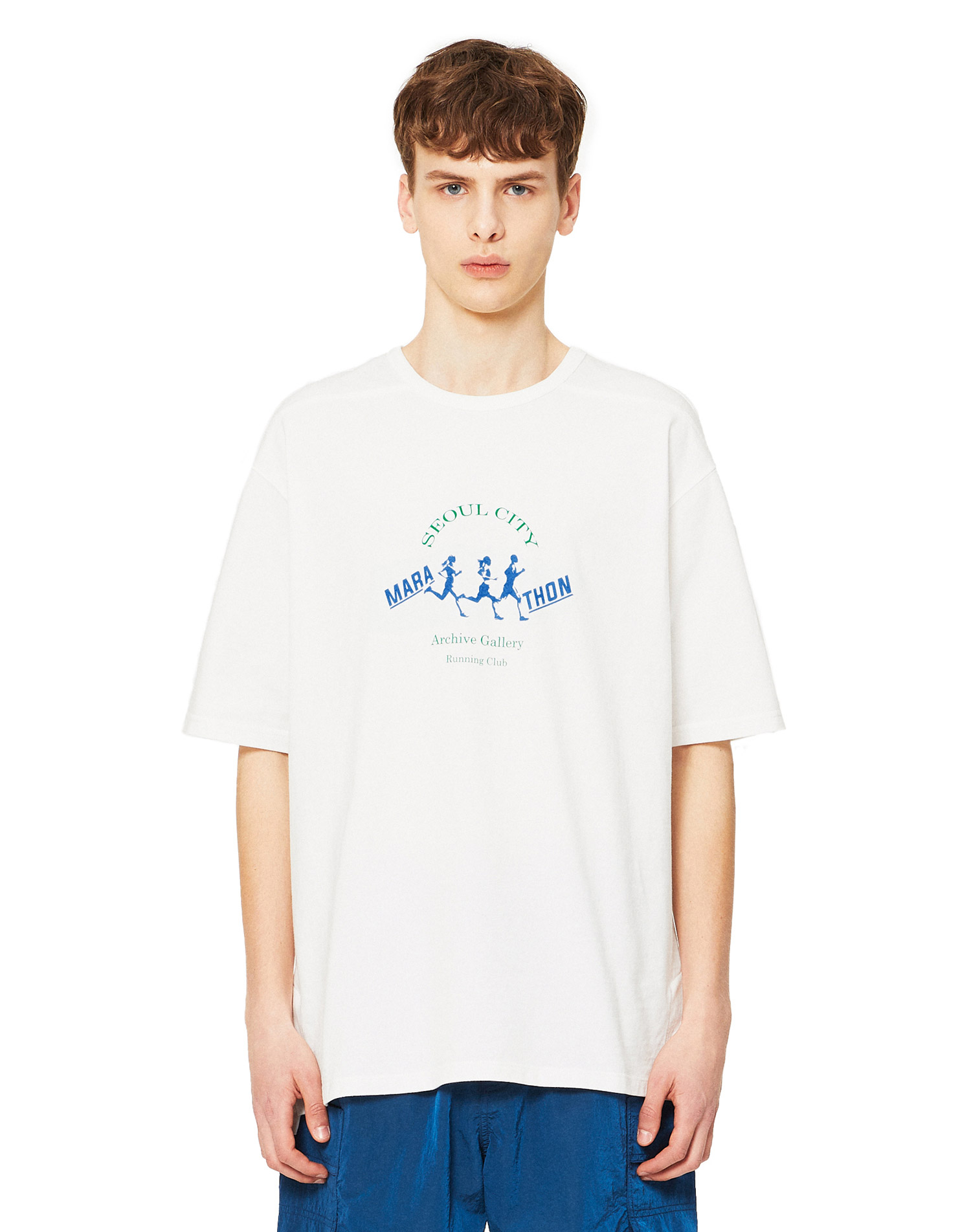 [빈티지 스포츠 무드] 화이트 세미 오버핏 MARA THON 아트웍 반팔 티셔츠 IETS2E701WT